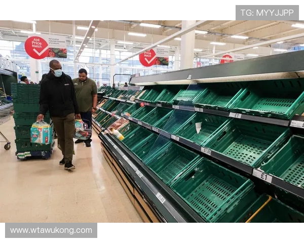 乔丹·汤普森训练完直接去超市抢购蛋白粉，结账时掏出一叠现金像在拍黑帮片