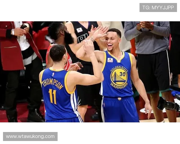 伯德无球跑位拉开空间，效率胜过库里持球牵制