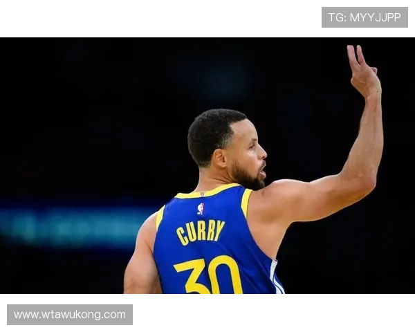 汤普森无球跑位为库里拉开空间三分效率回升